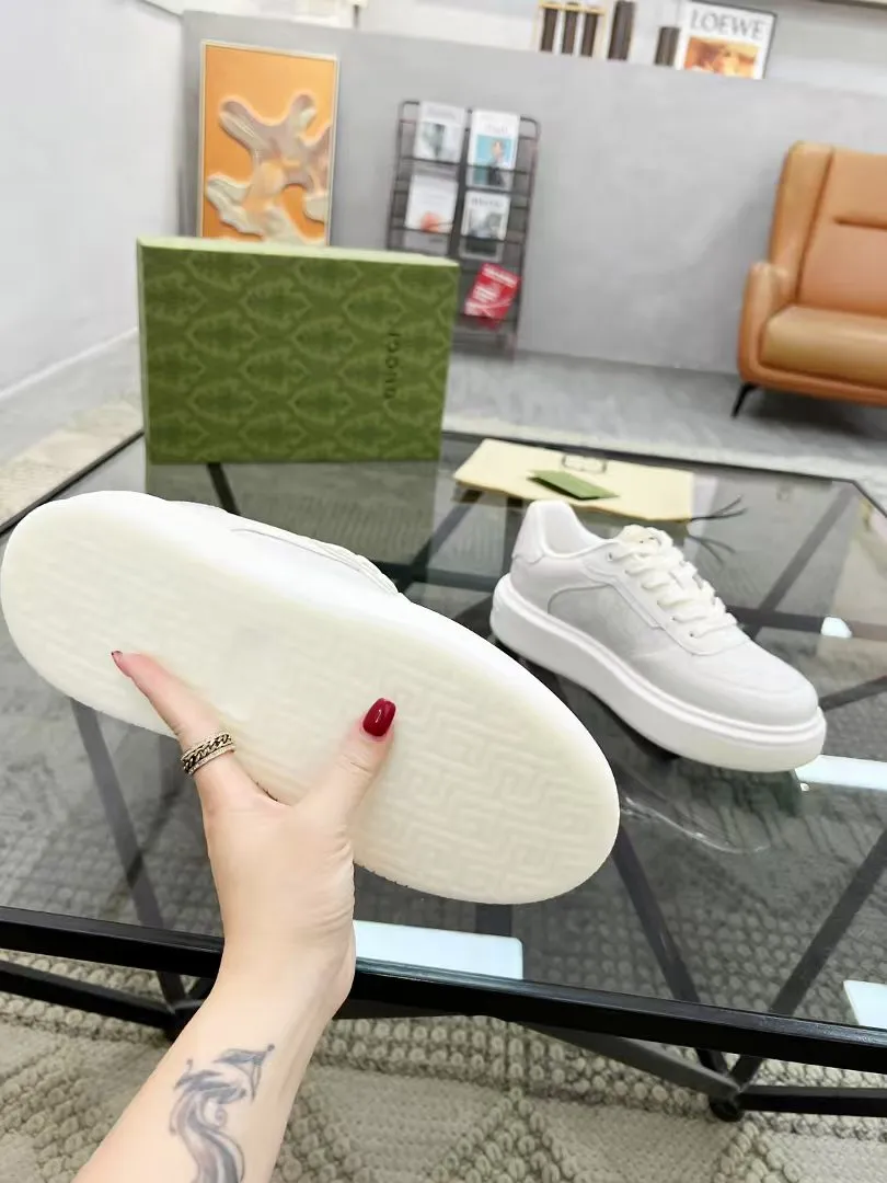 P440 new men's shoes GUCCI [Lightning] latest shoes are shipped. Original quality, fashionable, special materials, sheepskin lining, new packaging. The foot feels super comfortable and the workmanship is impeccable. Size: 38-45